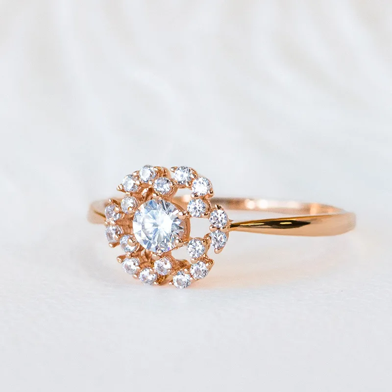 

Женское кольцо на указательный палец с маленьким и роскошным дизайном