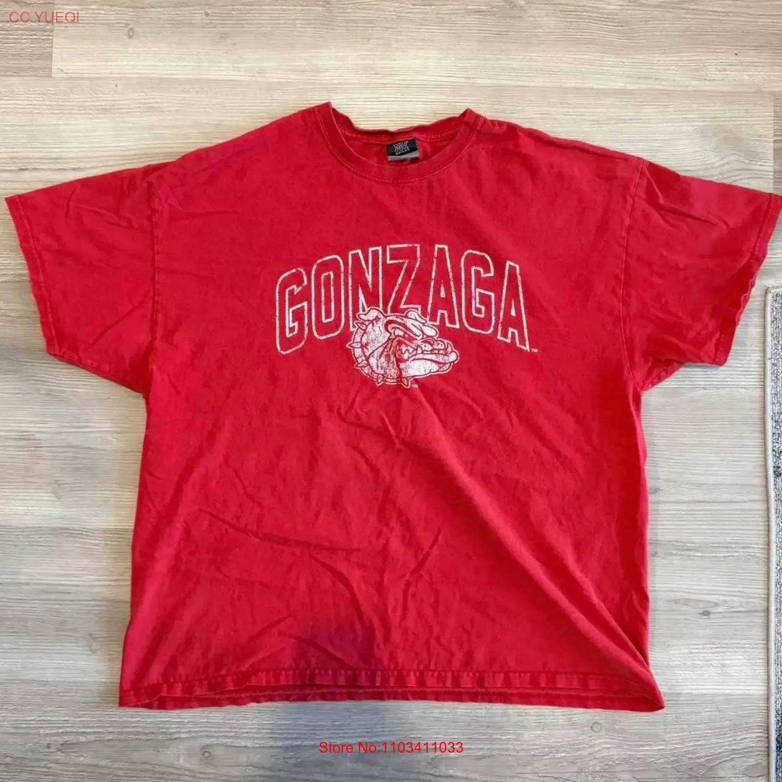 Фото Винтажная красная футболка 90-х годов с принтом Gonzaga Bulldogs, MV Sport, размер XXL, стильная, с эффектом потертости, для повседневной носки, мужская, с графическим принтом. №1
