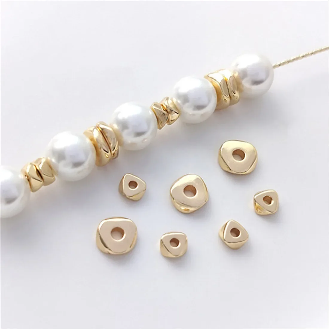 Маленькая треугольная бусина для жемчужного браслета и ожерелья своими руками