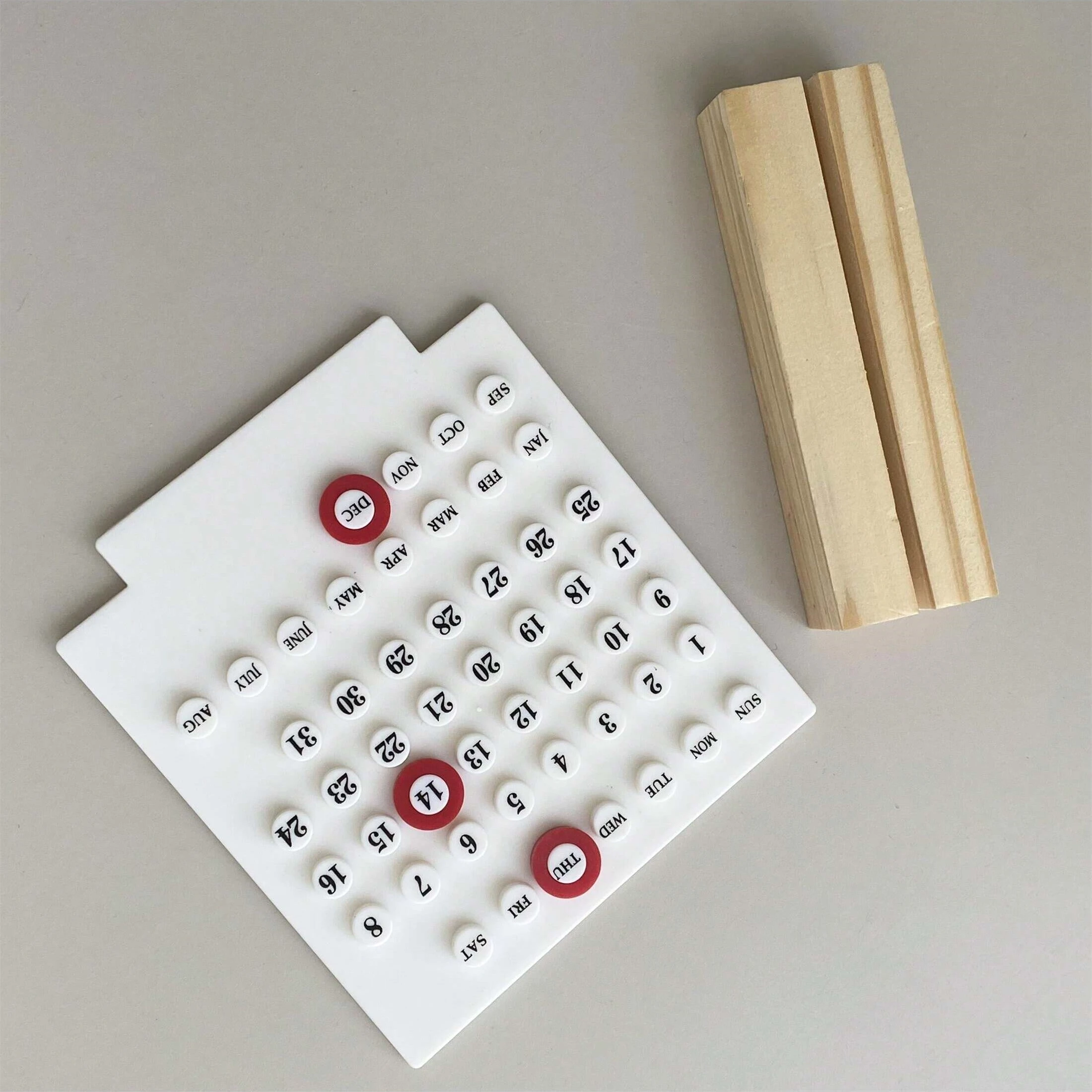 

Мини-календарь из пластика