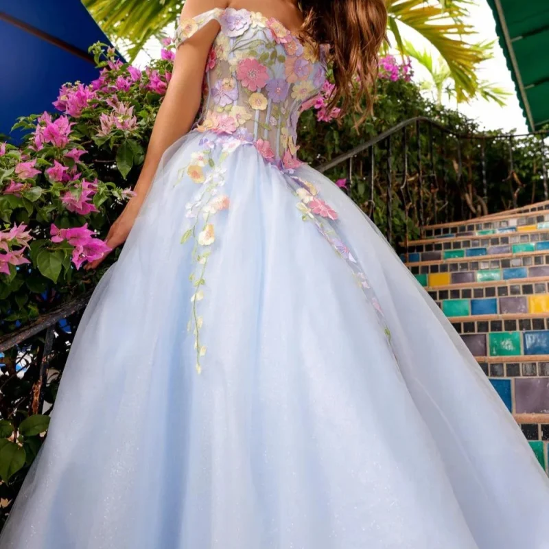 Женское платье без бретелек и с открытой спиной