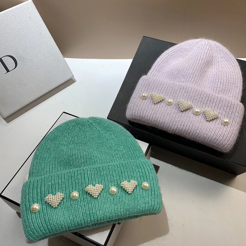 

Зимняя шерстяная вязаная шапка, головной убор с жемчугом и бусинами в форме сердца, Женская сохраняющая тепло шапка, Высококачественная однотонная Повседневная шапка с узором