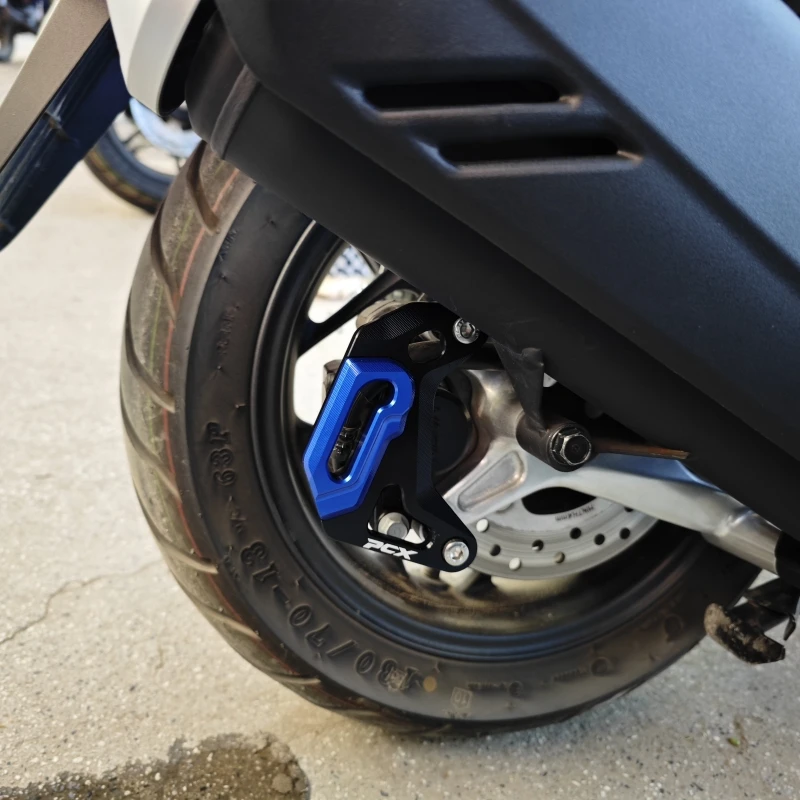 Фото Оригинальные аксессуары для мотоциклов Chekis, подходящие для Honda Adv150 Adv160, модифицированный защитный чехол для насоса дискового тормоза, защитный чехол для тормозного суппорта, крышка для предотвращения столкновений №5