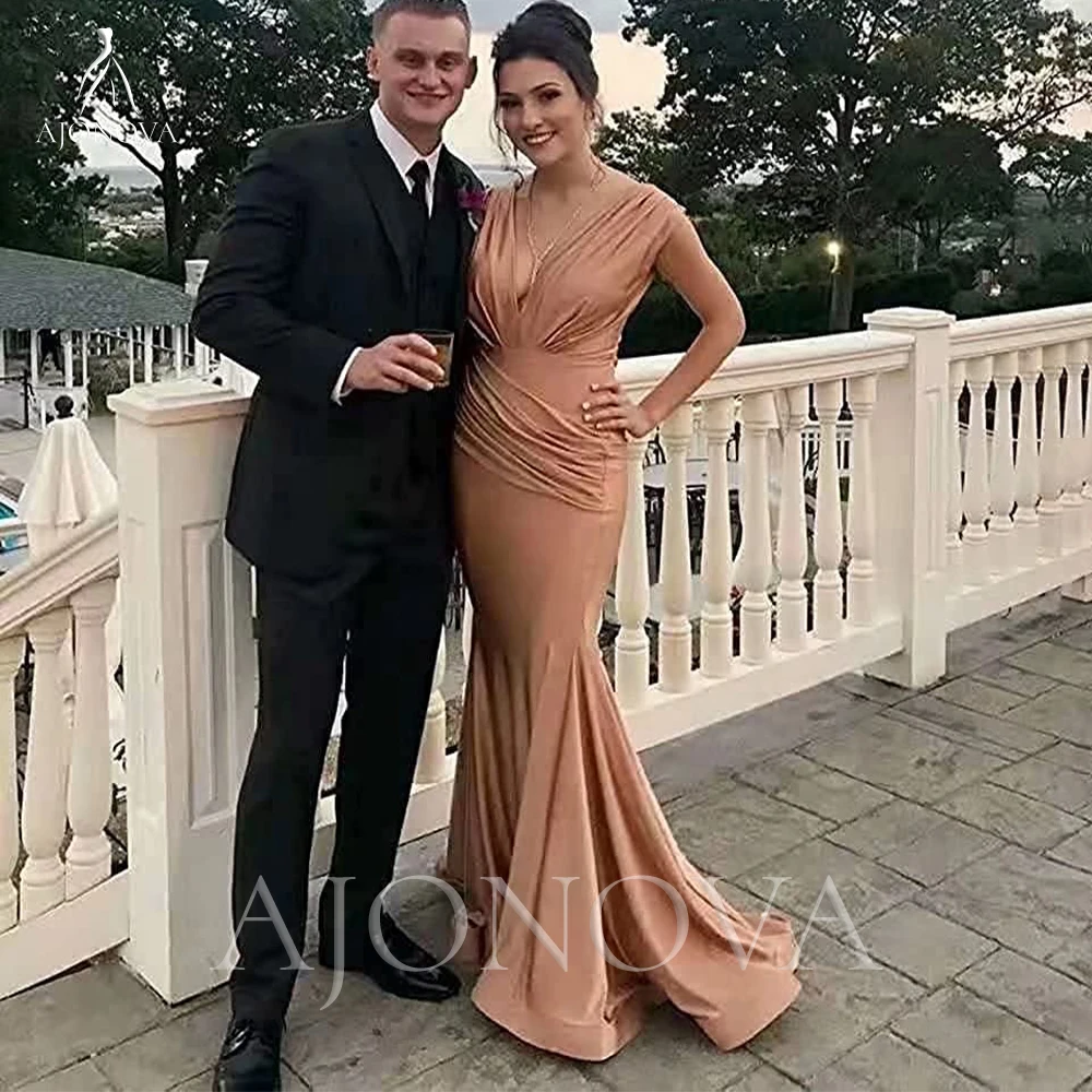 

Женское длинное атласное платье с глубоким V-образным вырезом