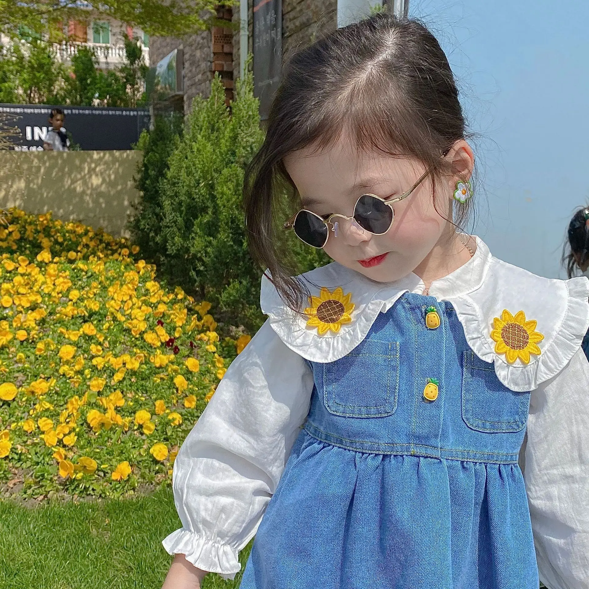 2022 Girls Autumn Embroidered Sunflower Lapel Shirt + Pineapple Buckle Denim Strap Doll Skirt Separate Shots