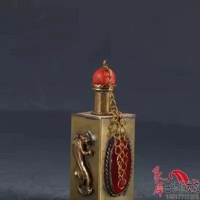 Антикварная старая латунная резная бутылка для табака с рубином