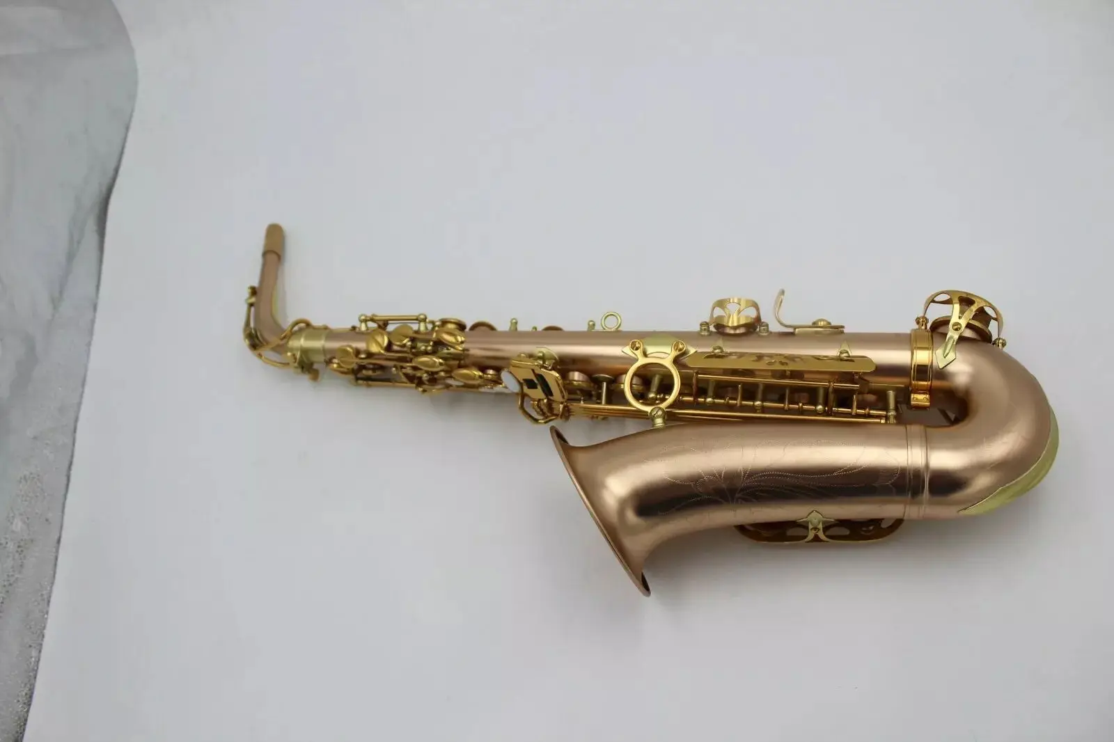 Восточная музыка блестящий черный никелированный альт-саксофон внутри звонка