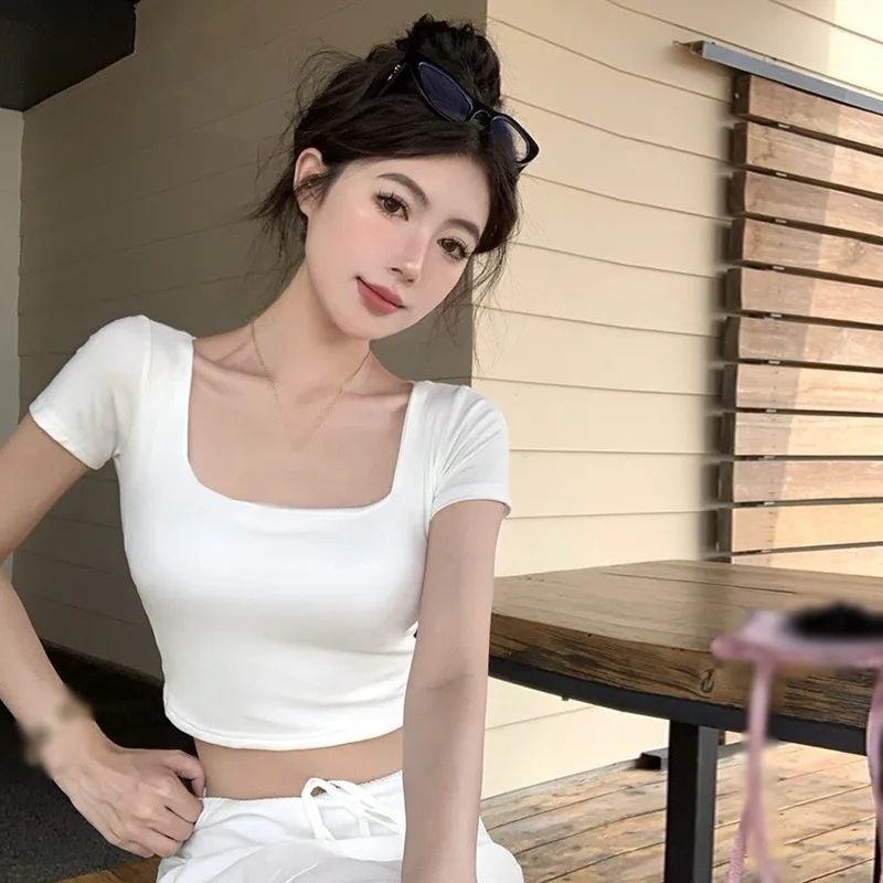 Летняя женская футболка с вырезом на спине и коротким рукавом