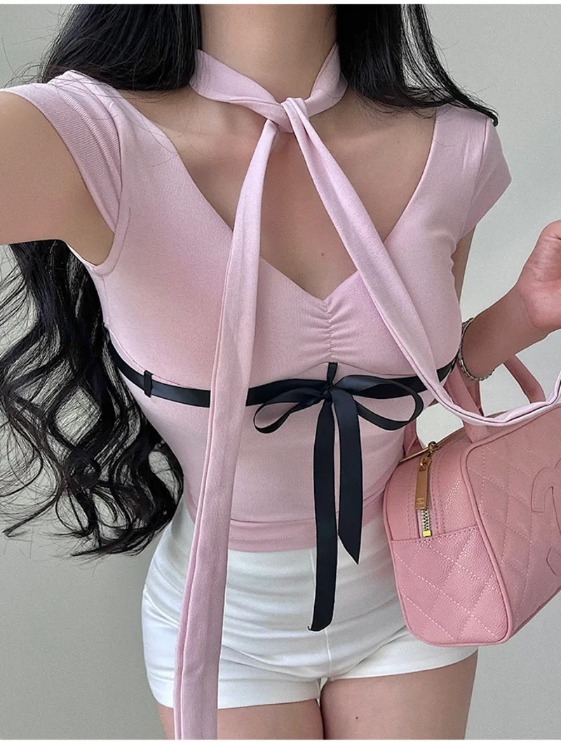 Женская футболка с коротким рукавом V-образным вырезом и лентой