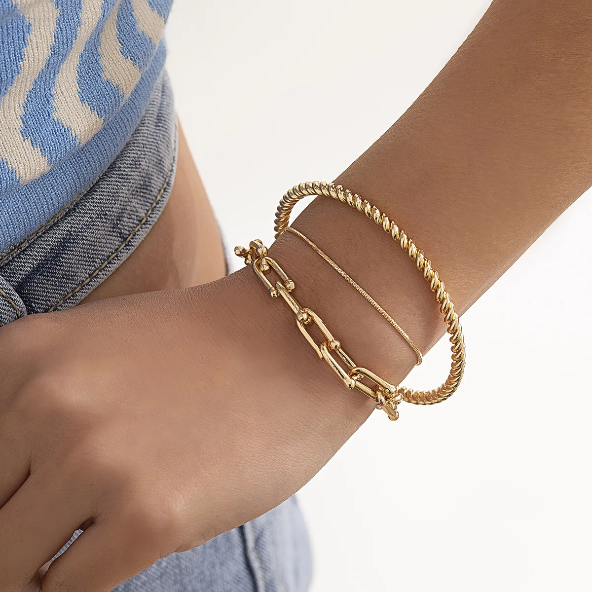 

Geometric hollow U buckle hip-hop bracelet
