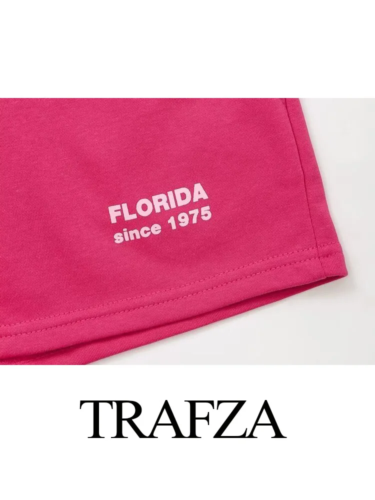 Костюм женский трикотажный из футболки с круглым вырезом и карманов высокой