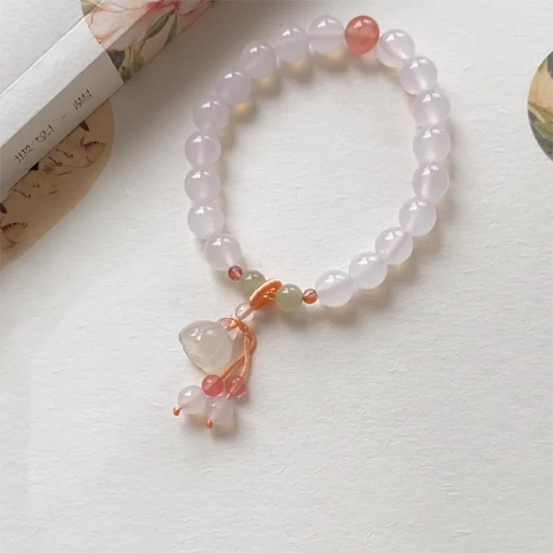 Браслет из натурального личи с замороженным халцедоном и лотосом браслет