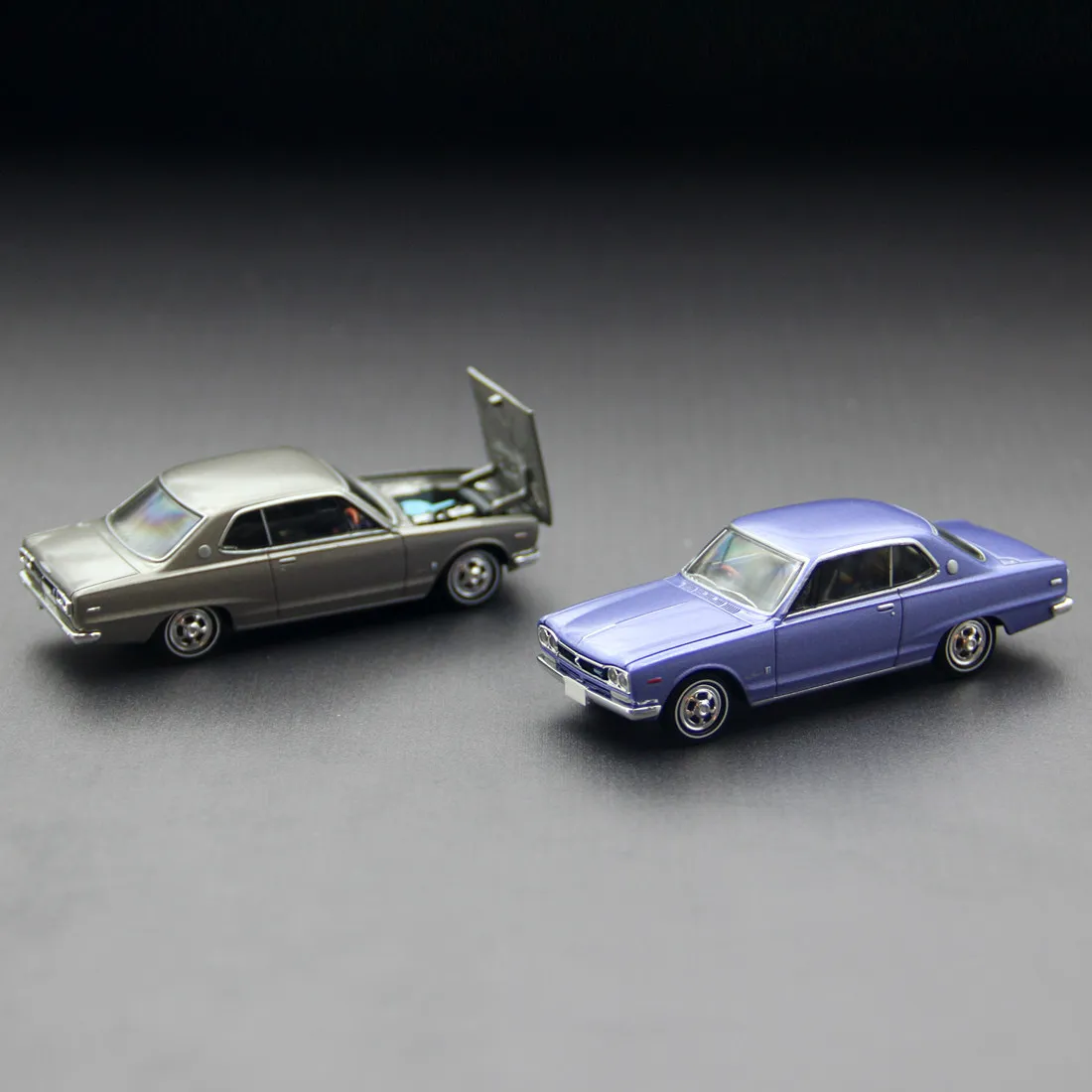 Фото Оригинальная модель автомобиля Tomytec Tomica Limited Vintage NEO LV-N357b Nissan Skyline Hardtop 2000GT Lavender Metallic 1971, масштаб 1/64, литая под давлением. №2