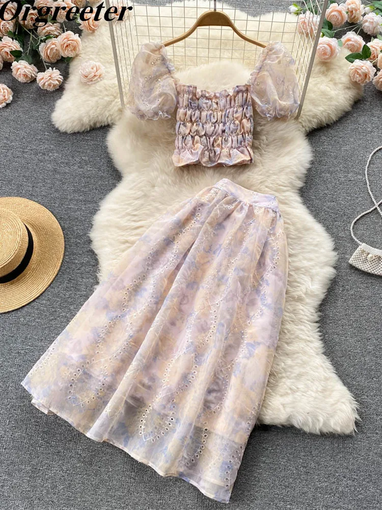 

Летние комплекты из двух предметов: эластичный плиссированный укороченный топ с вышивкой и рукавами-фонариками и открытыми плечами и длинн...