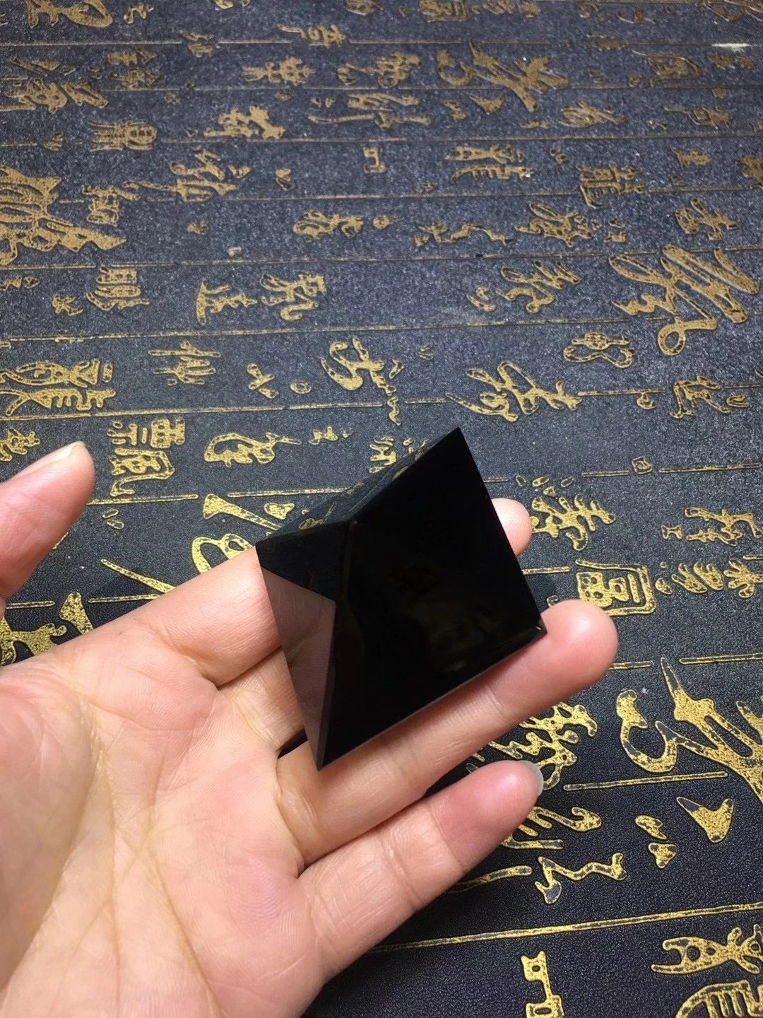 

6,5*5,5 натуральный обсидиан Пирамида амфикона для гостиной натуральный Кристальный камень обсидиан искусственный 1 шт.