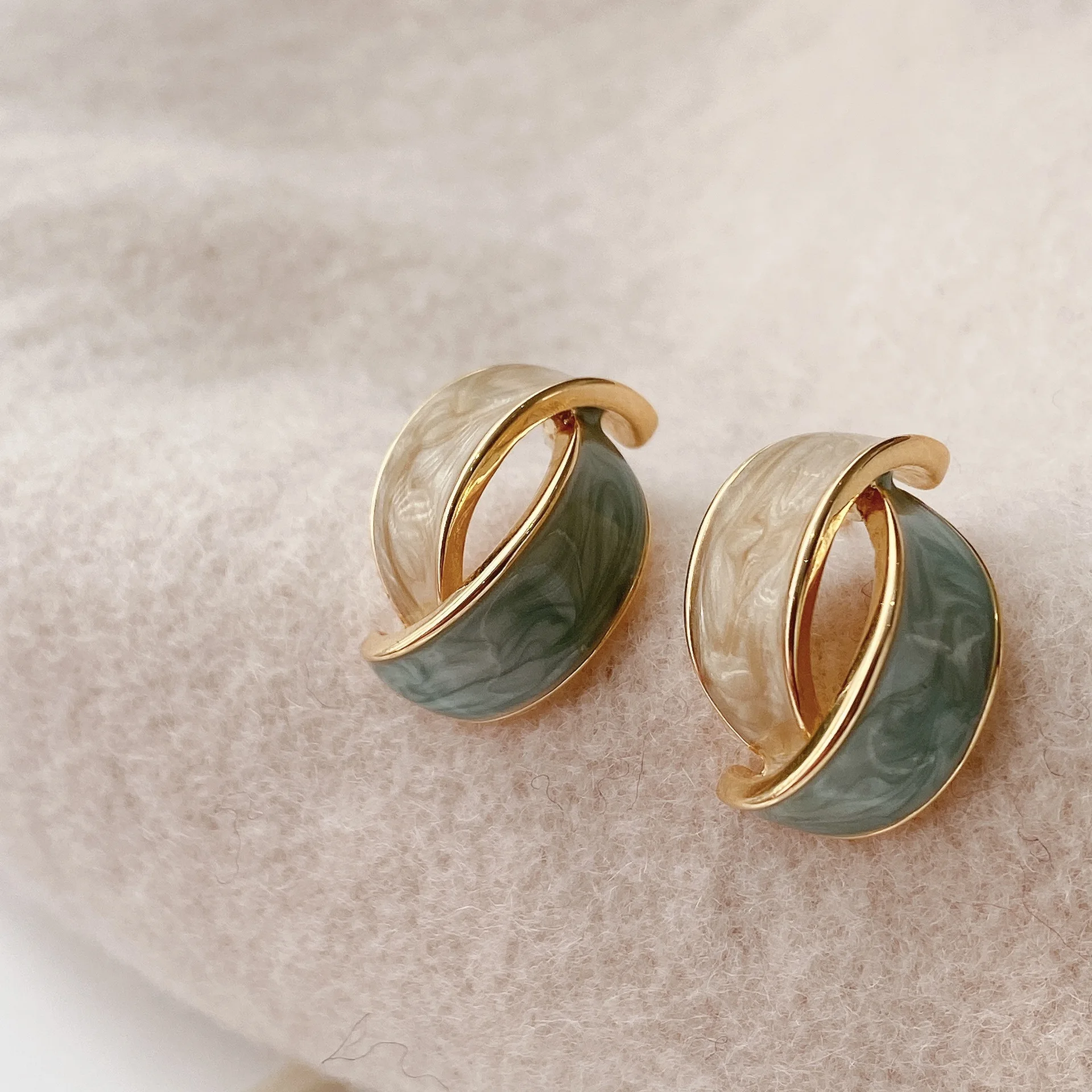 Fashion Shiny Claw Zircon Imitation Pearl Earrings for Women Korean Style Cz Gold Ear Hook Jewelry Geometric Prong Stud Earrings