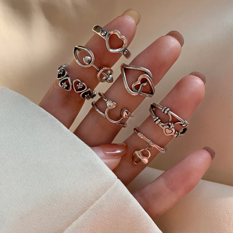 

Retro Heart-shaped Ring Women's Black&White Gothic Jewelry European American Fashion Personality Geometry Openwork Finger Hoops