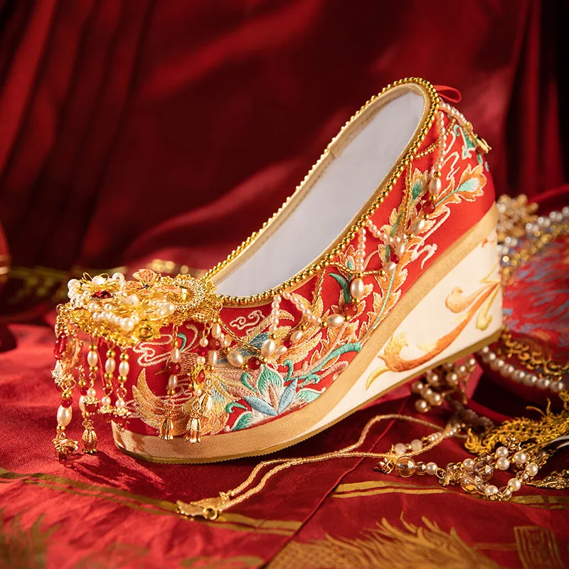 Роскошные женские туфли на танкетке в китайском стиле вышитые высоком каблуке