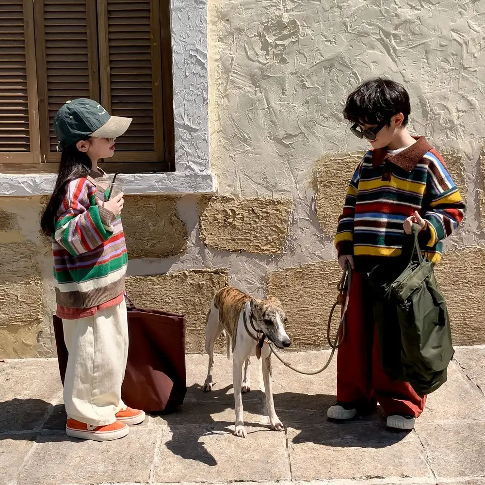 

Осенняя одежда для маленьких девочек, новинка 2023, свитер, корейский стиль, с отложным воротником, полосатый вязаный Модный с двумя пуговицами, Модный повседневный Универсальный