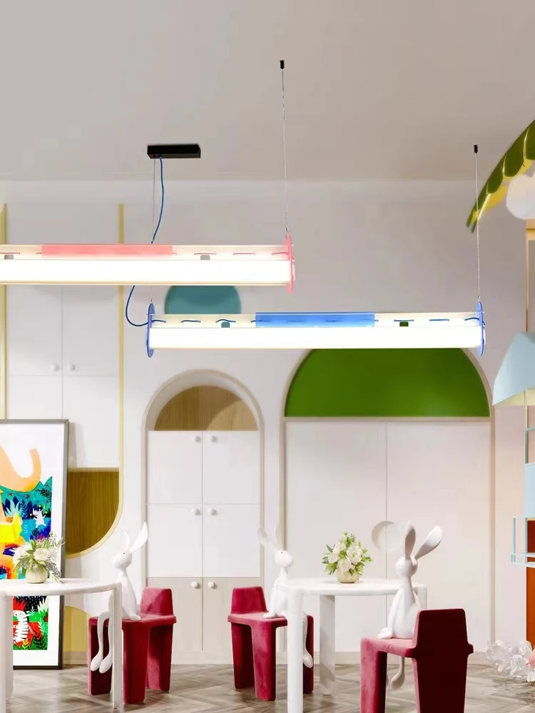 Минималистичные цветные акриловые люстры в длинную полоску для ресторана