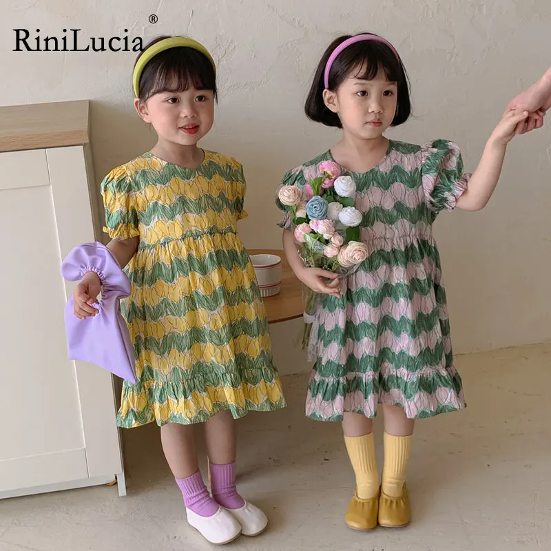 

Детское платье с короткими рукавами-фонариками и оборками