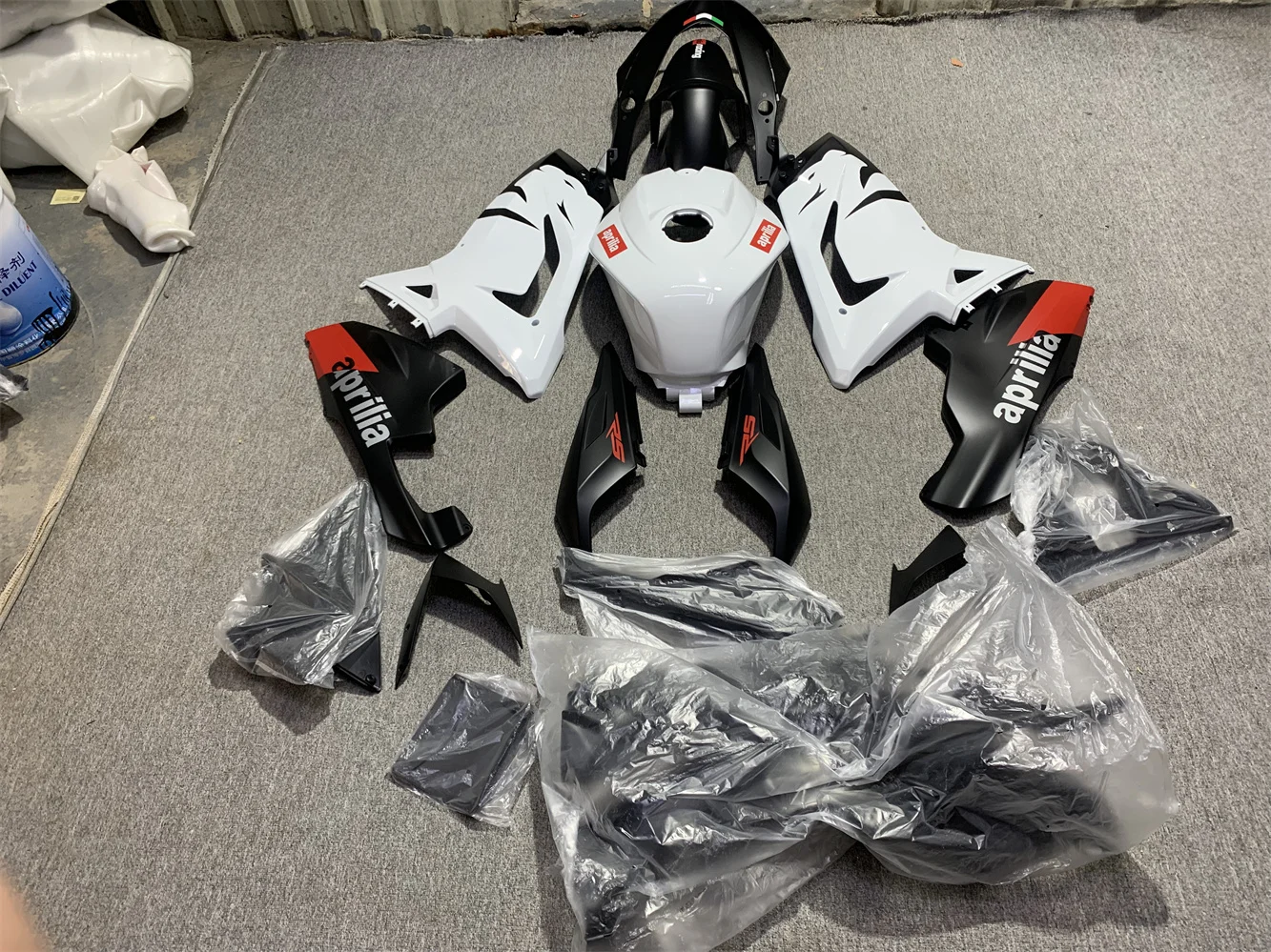 Фото Комплект Carenatura stampo ad iniezione Repsol arancione для Aprilia RS125 06 07 08 09 10 11 RS 125 2006 2010 2011 комплект carene nere №2