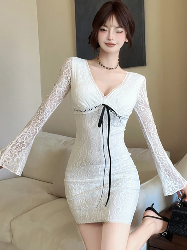 Черное кружевное шикарное мини-платье с v-образным вырезом и расклешенными