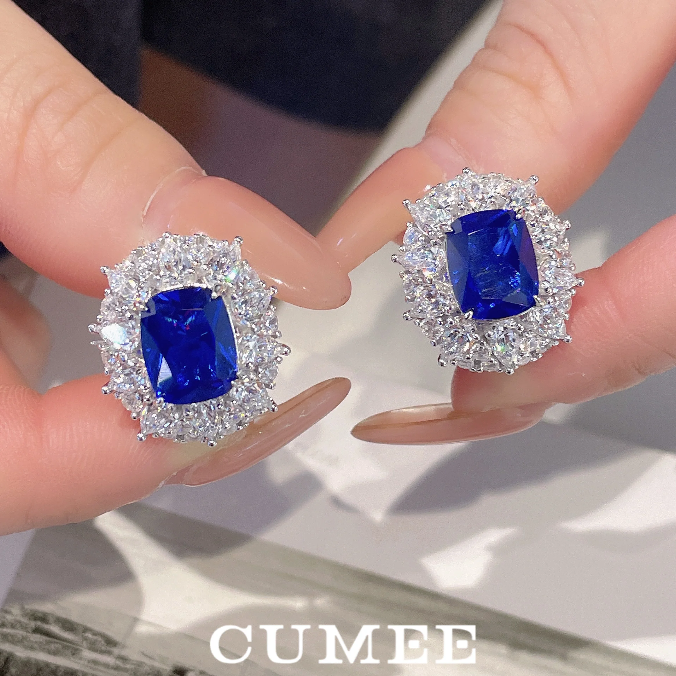 Роскошные бархатные серьги-гвоздики Cumee с синтетическим сапфиром королевского