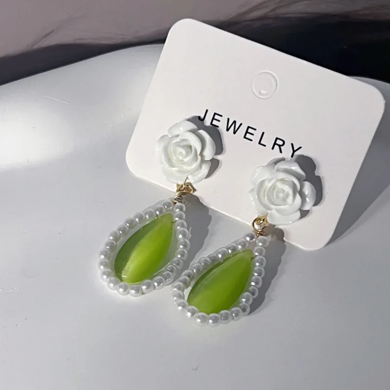

Fashion Pearl Chain Resin Rose Drop Earrings White Flowers Green Oval Opal Stone Pendant Earring for Women Jewelry Accessories