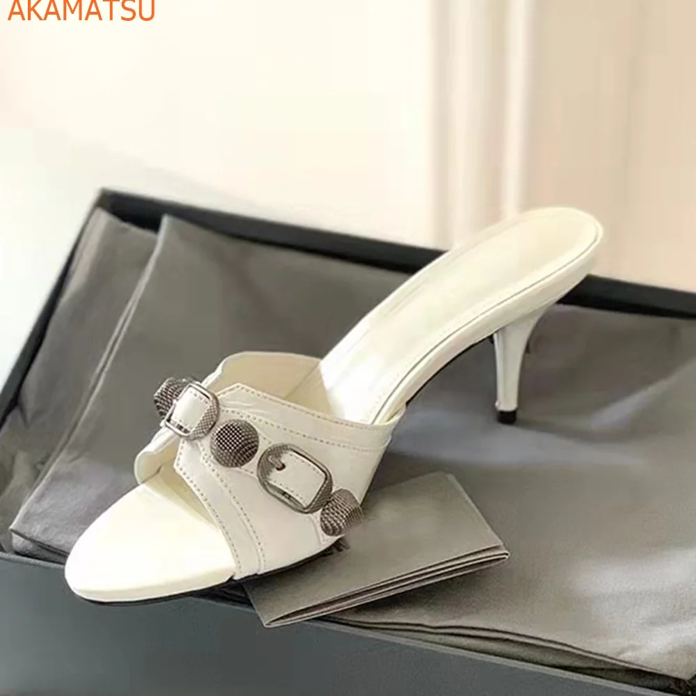 

Женские однотонные шлепанцы с открытым носком, на тонком каблуке, с металлическим украшением