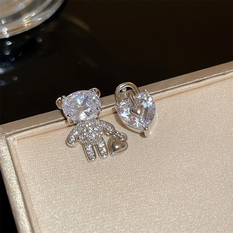 

Silver Needle Asymmetric Zircon Bear Love Lock Earrings Baroque Simple Design Temperament Fashion