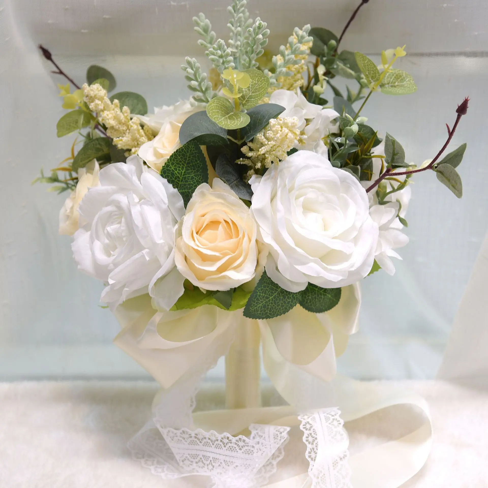 

Искусственный шелк Гортензия Роза Моделирование цветов в руках с атласной лентой Mariage Букет Свадебные принадлежности