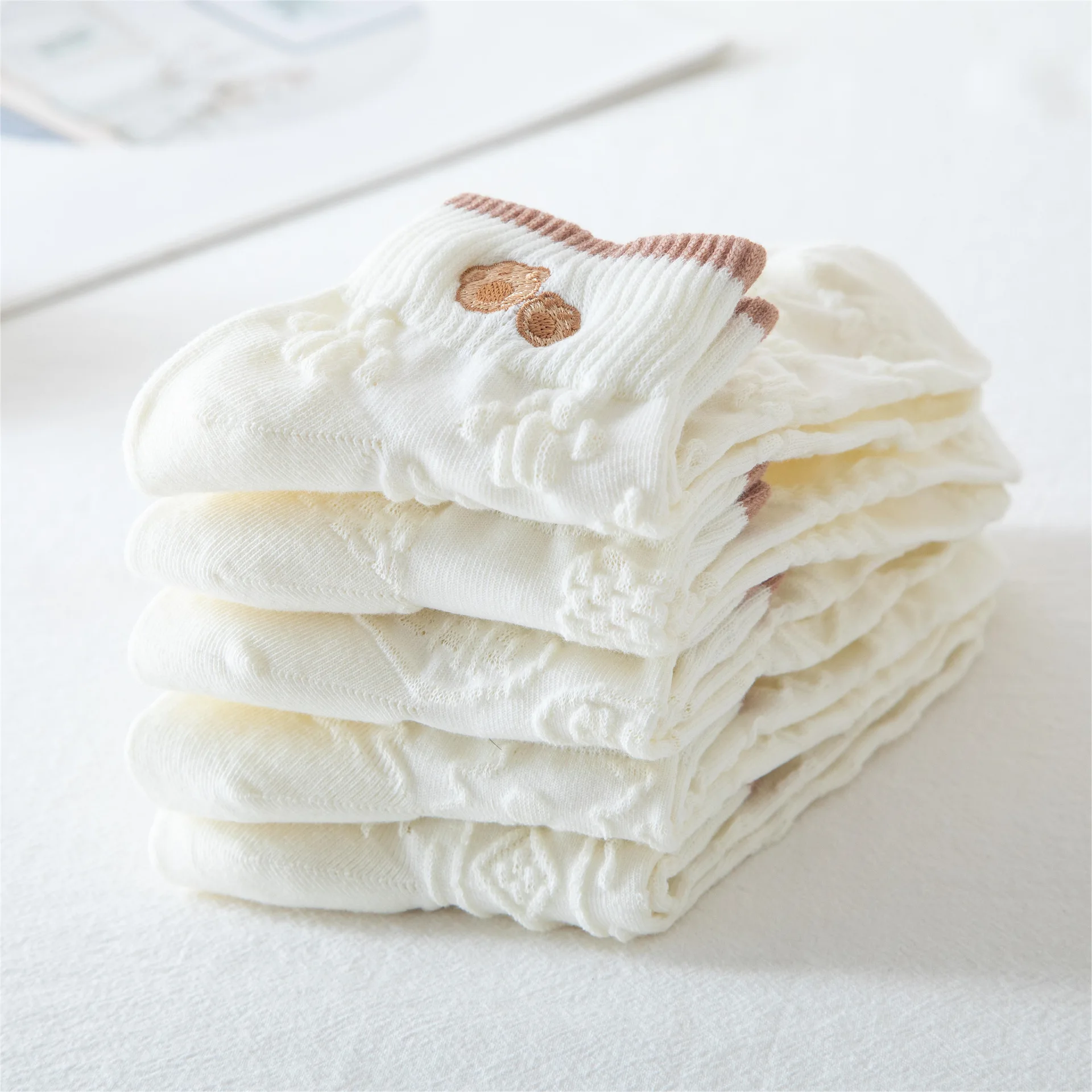 2023 new spring female white embroidery socks fashion fresh college girls shortsocks short tube socks cotton socks comfortable