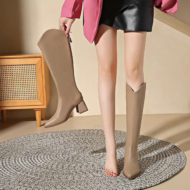 Женские сапоги до колена на меху