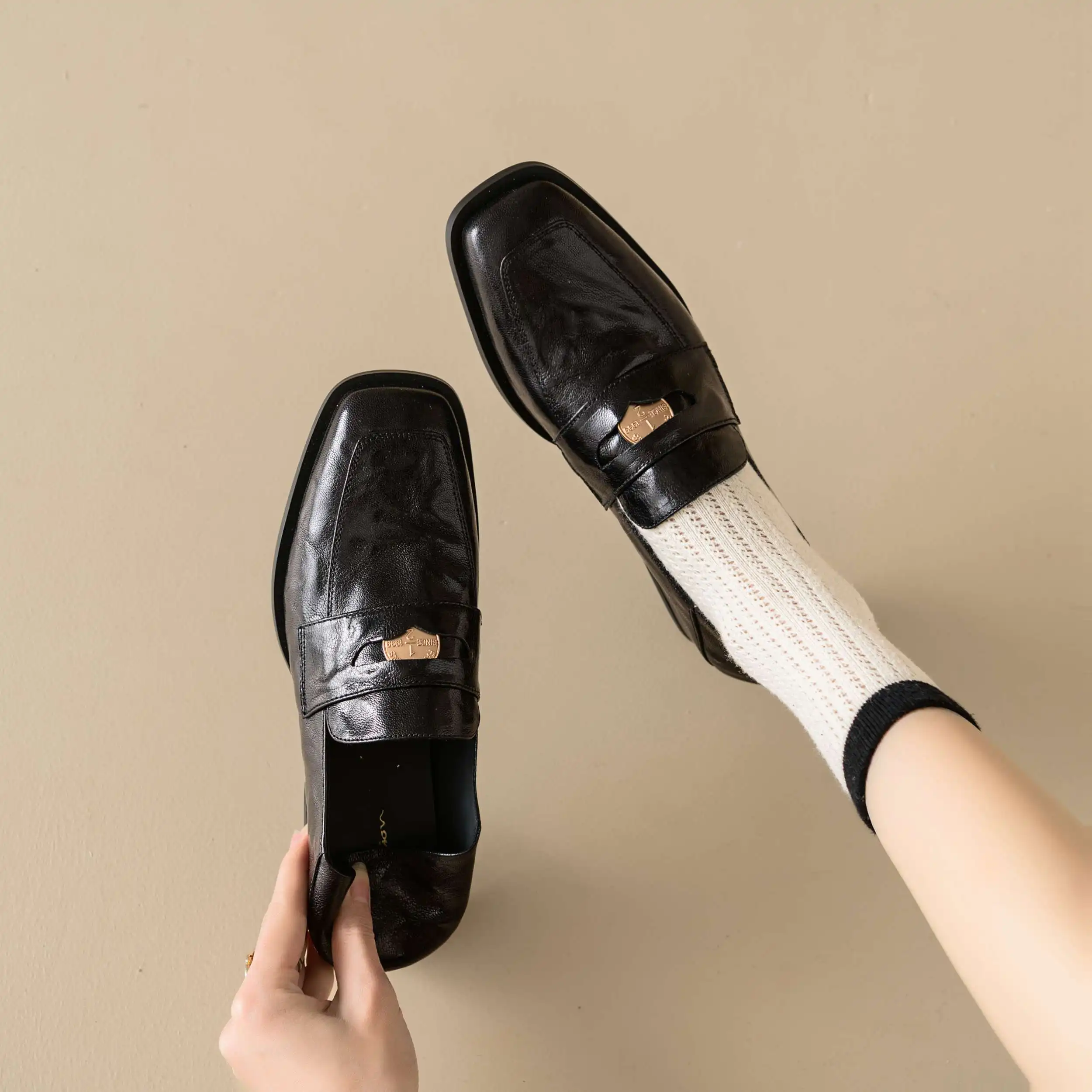 Популярные весенние туфли Vichelo из овечьей кожи без застежек на среднем каблуке