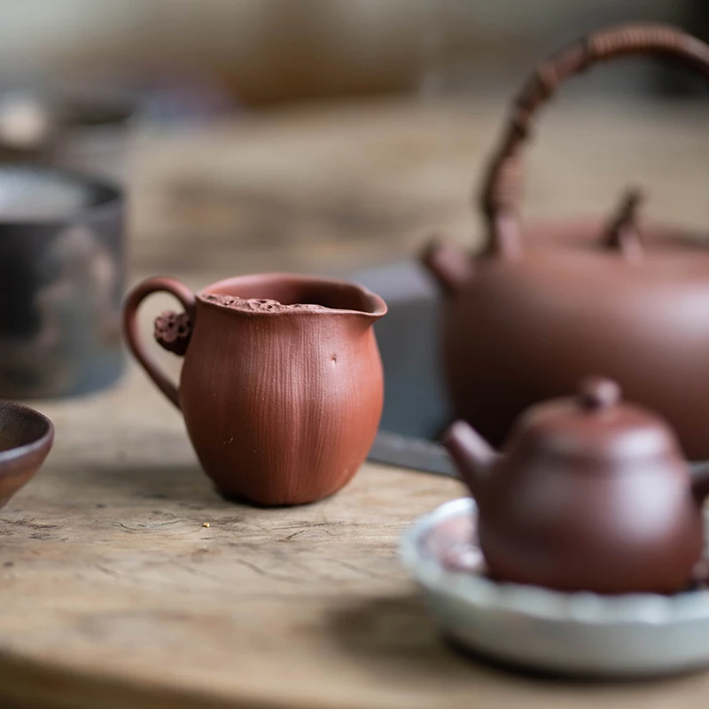 

Yixing фиолетовый песок и красная грязь, ручная работа, яркая чашка, разделитель чая, китайский биомиметический набор, униформа