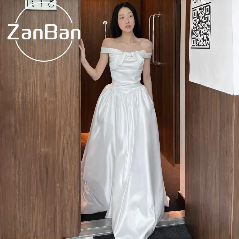 Фото ZanBan Simple 2026 Новые атласные свадебные платья на заказ с бантом, открытыми плечами, А-силуэта, с корсетом и плиссировкой, корейские свадебные платья для фотосессий №2