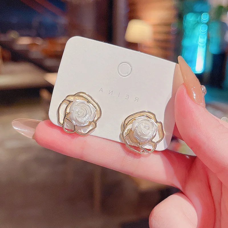 

Женские серьги-гвоздики из серебра 925 пробы с французской розой