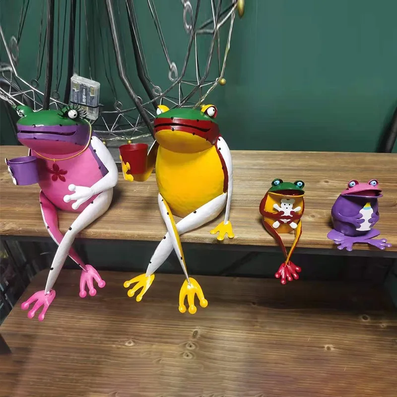 

Металлическая скульптура лягушки