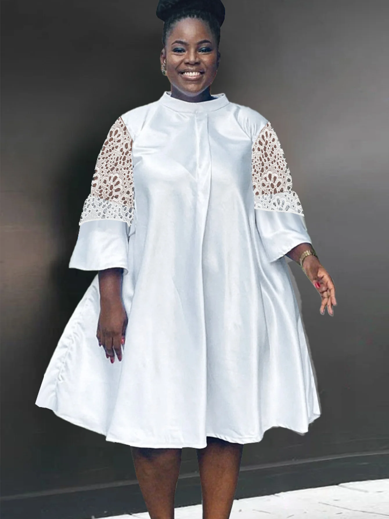 Женское белое платье с круглым вырезом