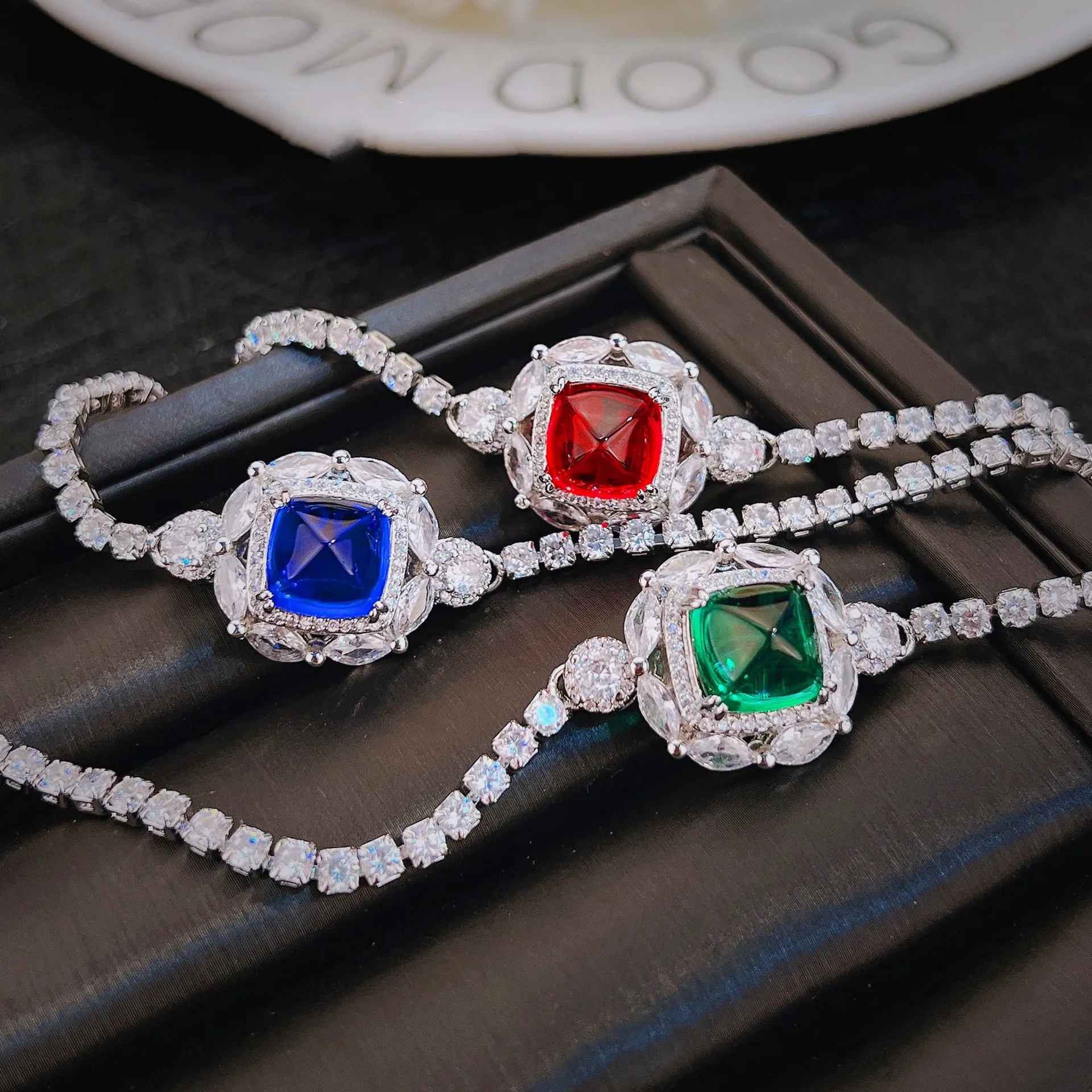 

Женский браслет из серебра 925 пробы, с изумрудом