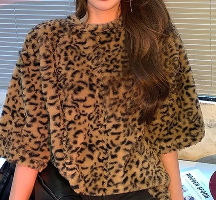

Women Spring 2021 Leopard Print Short-sleeved T-shirt Tee Vintage Korean Indie Women New Loose Mid-length Pullover Plush Tops