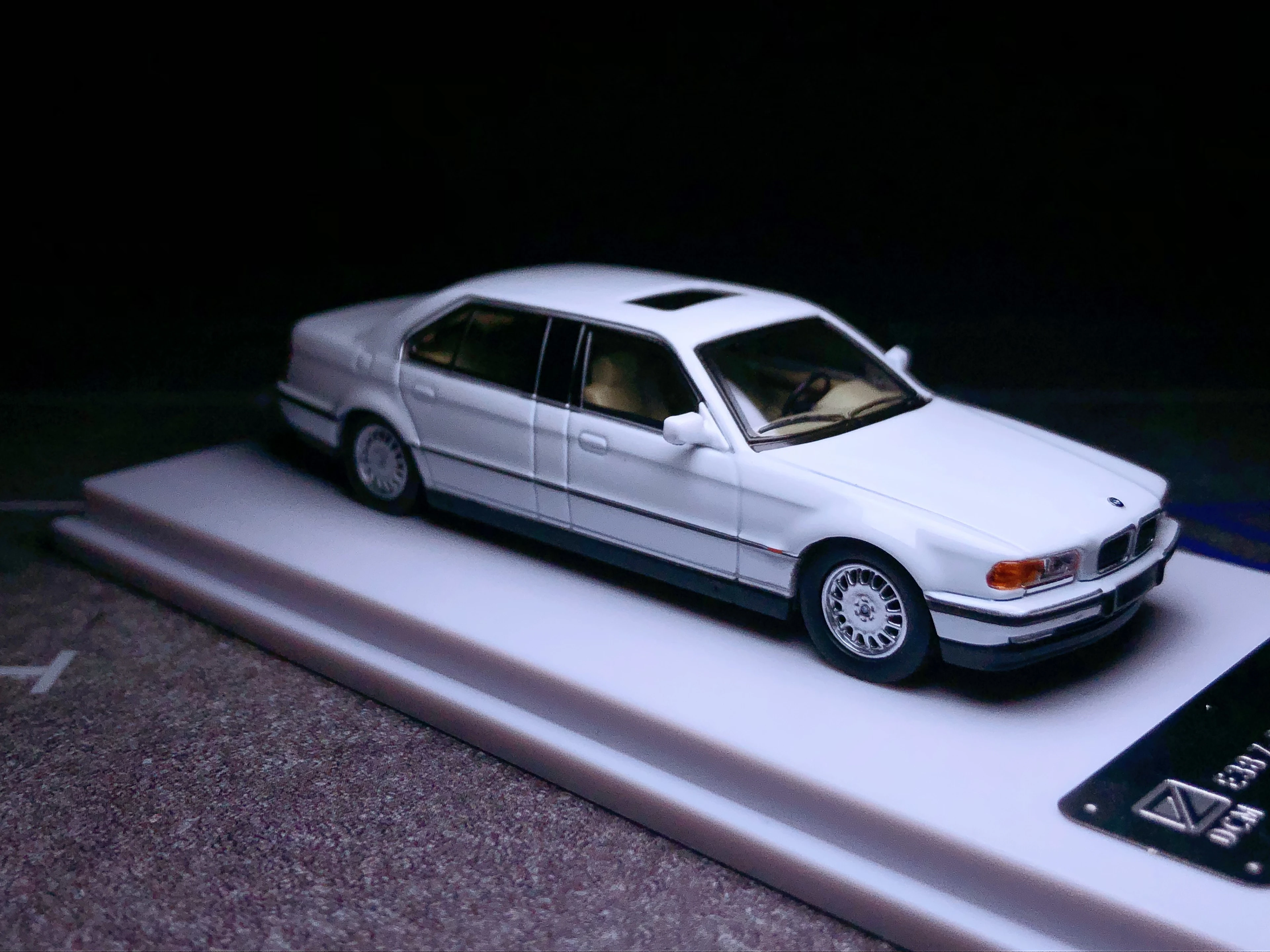 DCM 1:64 белая модель BMW 728il седан