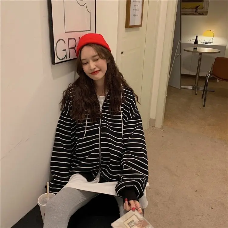 Рисунок 6 - Женские толстовки с капюшоном в