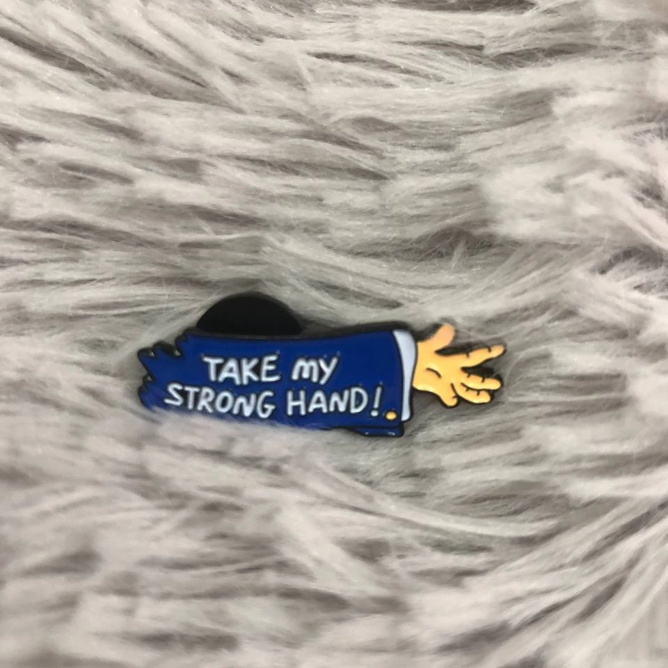 Возьмите мою сильную руку твердая эмалированная булавка ужас Mivie значок