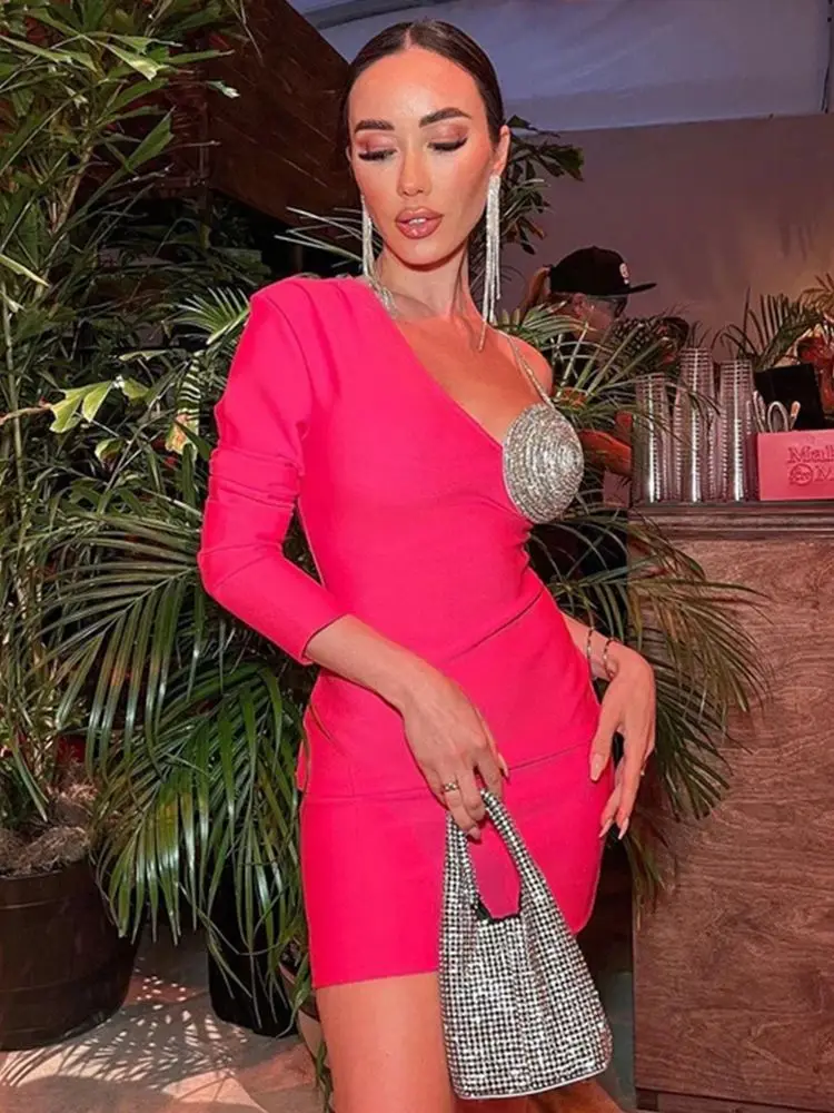 Женское облегающее мини-платье на одно плечо черное