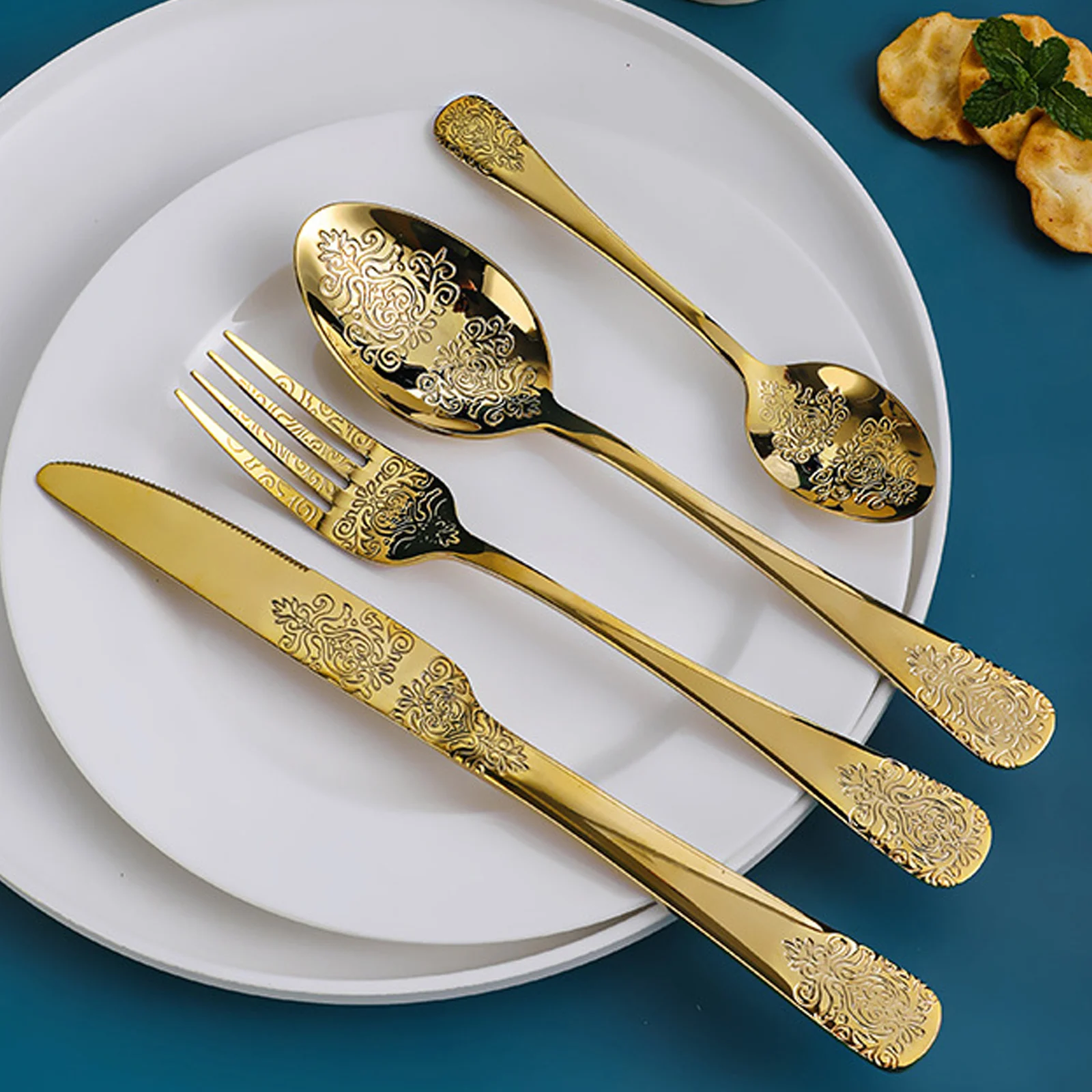 

4Pcs Home Kitchen Gold Cutlery Set European Retro Dinnerware Set Embossed Western Tableware Knife Fork Spoon Tableware Set
