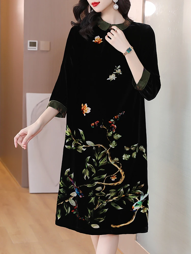 Женское черное бархатное платье средней длины с цветочным принтом и свободной
