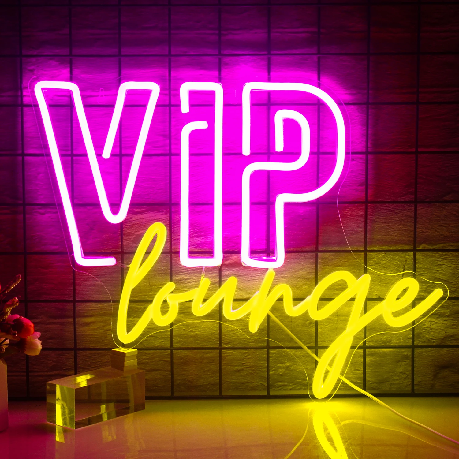

Неоновая вывеска ineonlife VIP Lounge 42*32 см