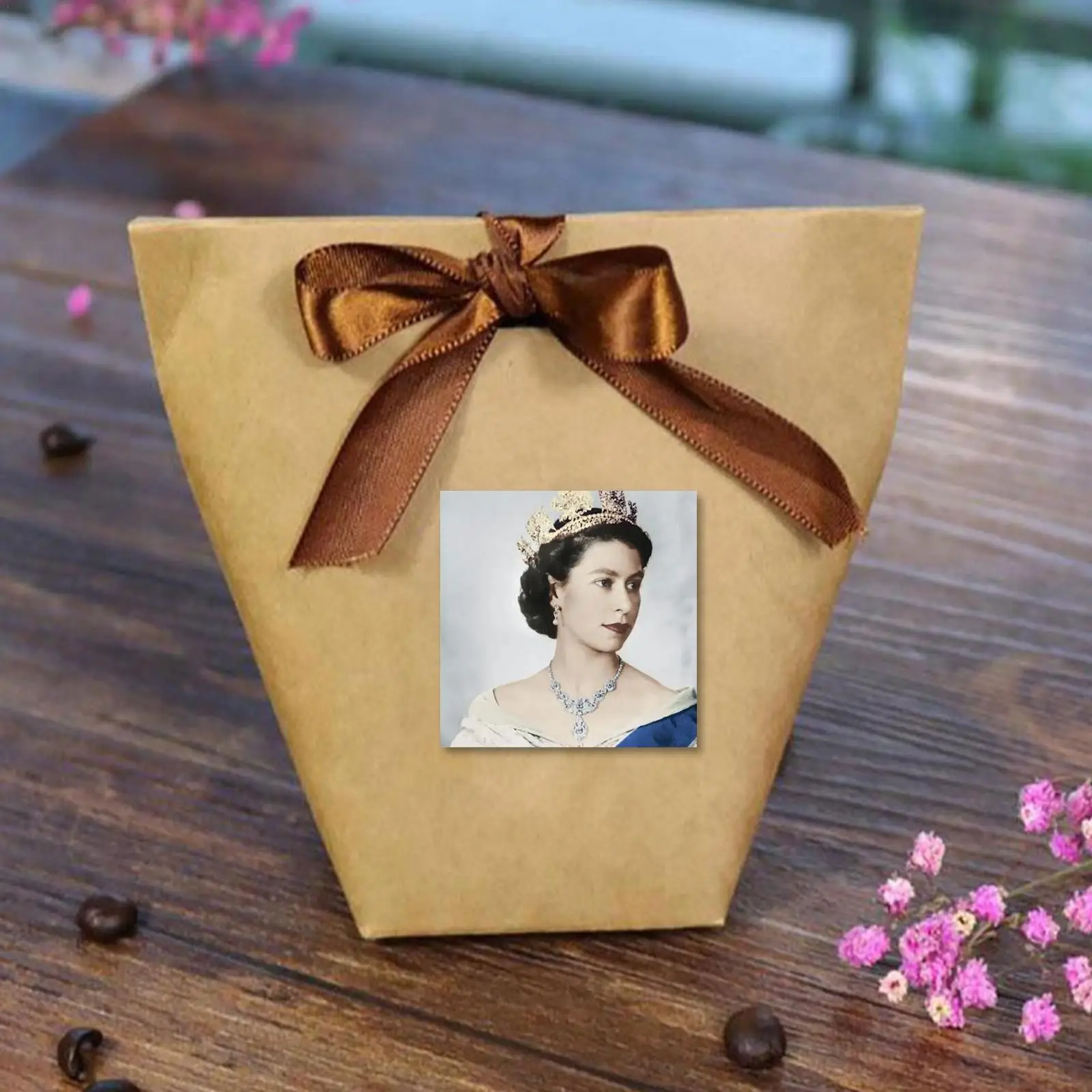 

1pc Modern Artwork Elizabeth Ii Queen Portrait Canvas Sticker Rip Queen 1926-2022 Elizabeth Ii Art Commemorating Ma'am Pict T1t7